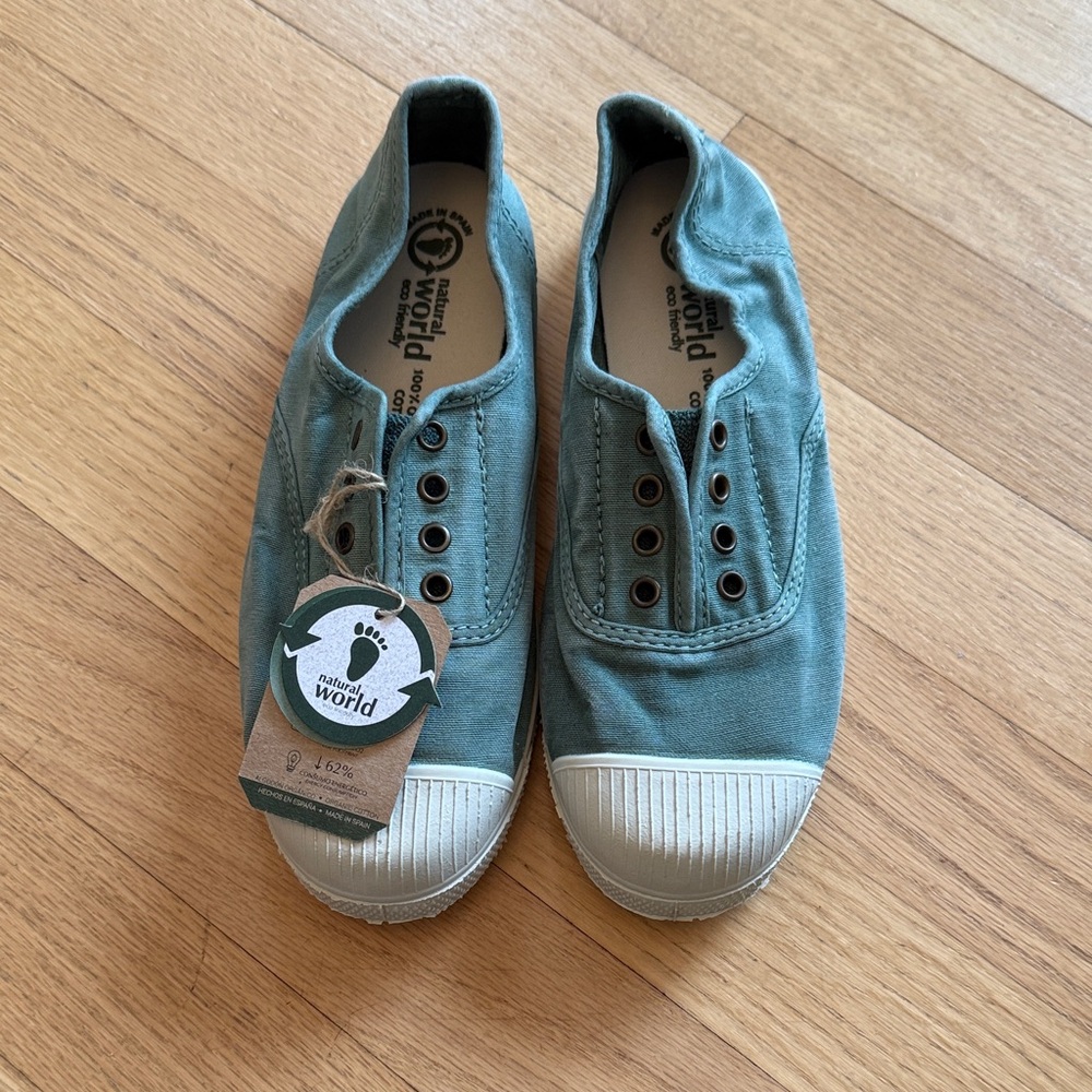 NWT: Natural World 100% Organic Cotton Slip-On Canvas Sneakers, sz 34 (2.5-3Y)